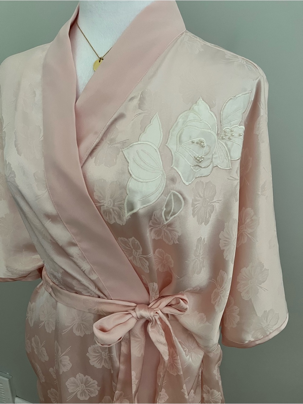 Vintage VS Gold Label Satin Floral Embroidered Beaded Kimono Robe Soft Pink